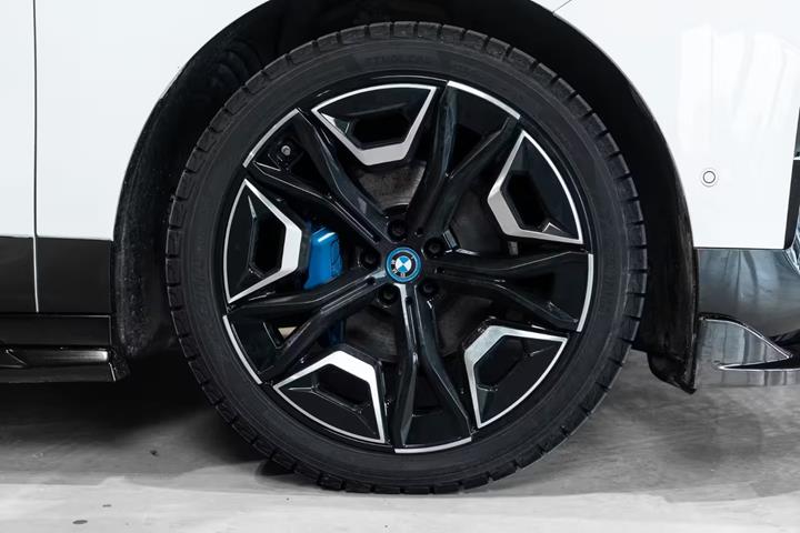 Hvid BMW iX fra 2022
