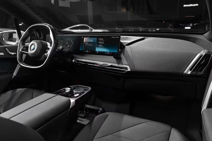 Hvid BMW iX fra 2022
