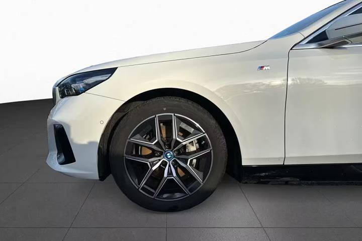 Hvid BMW i5 fra 2025