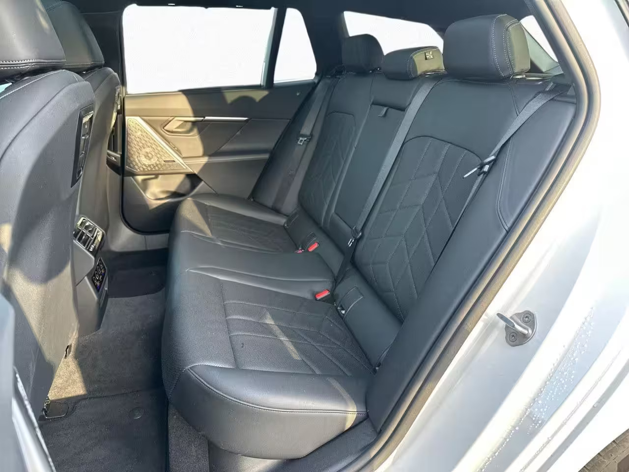 Hvid BMW i5 fra 2025