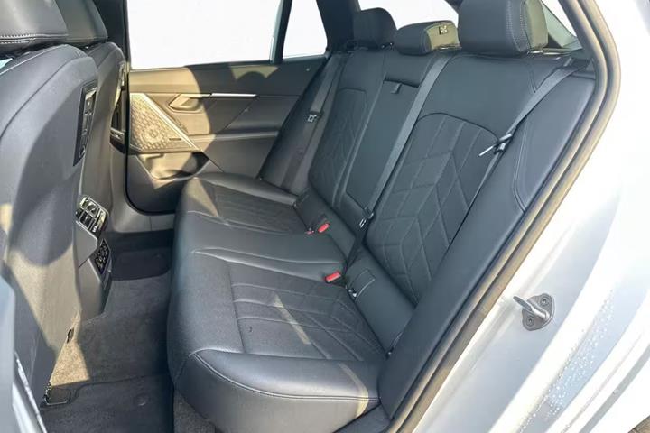 Hvid BMW i5 fra 2025