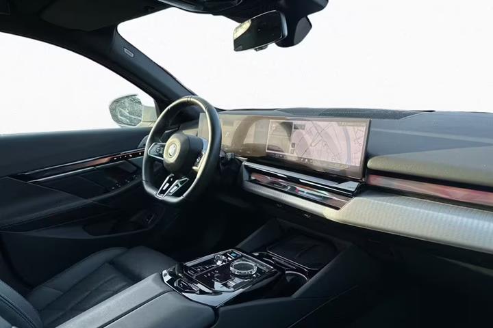 Hvid BMW i5 fra 2025