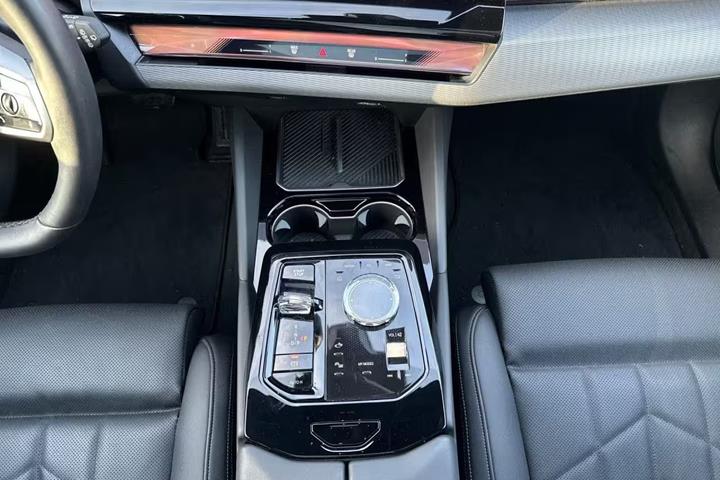 Hvid BMW i5 fra 2025