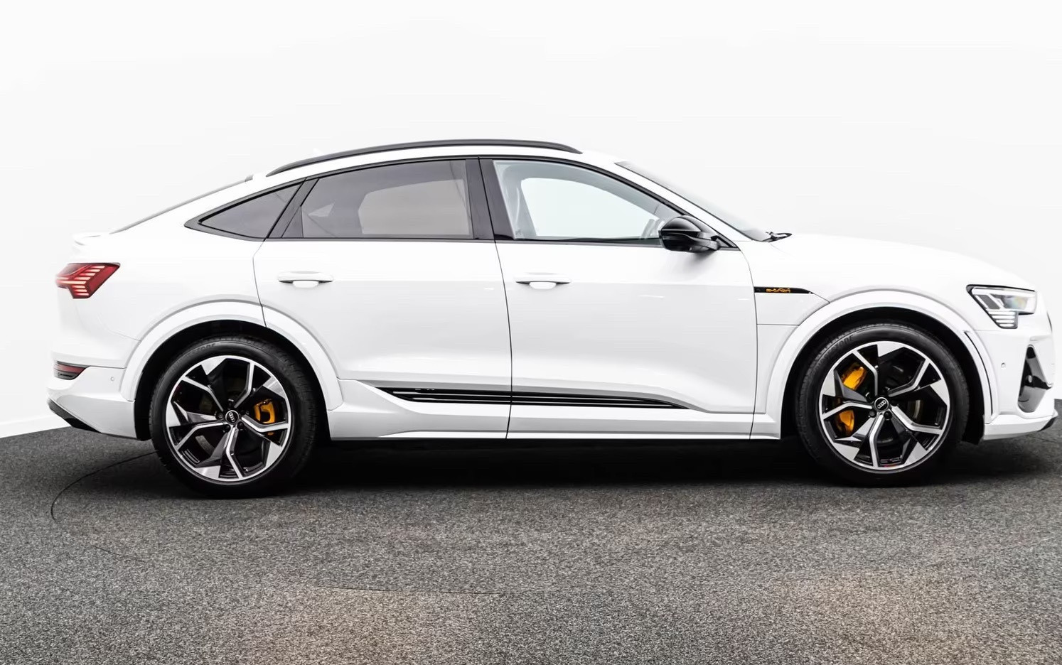 Hvid Audi e-tron S fra 2022