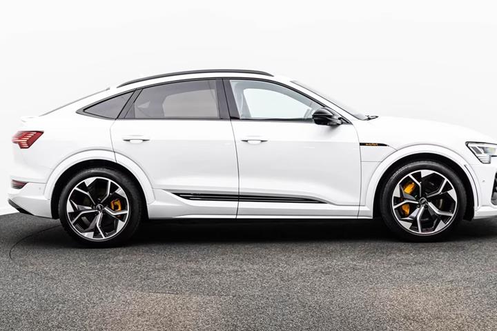 Hvid Audi e-tron S fra 2022