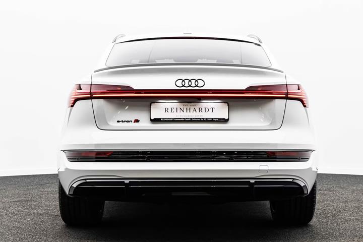 Hvid Audi e-tron S fra 2022