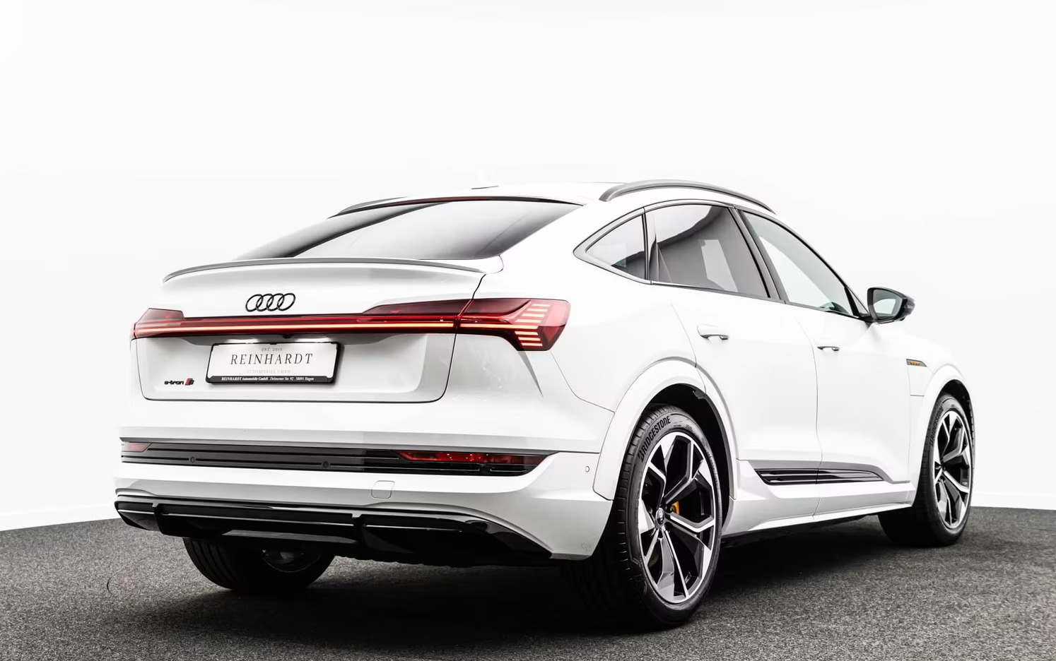 Hvid Audi e-tron S fra 2022