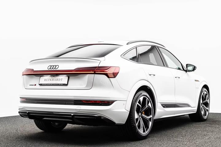 Hvid Audi e-tron S fra 2022