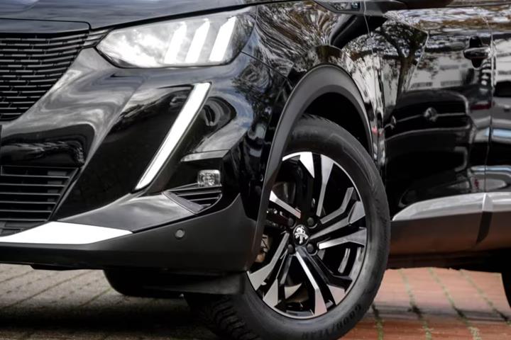 Sort Peugeot e-2008 fra 2021
