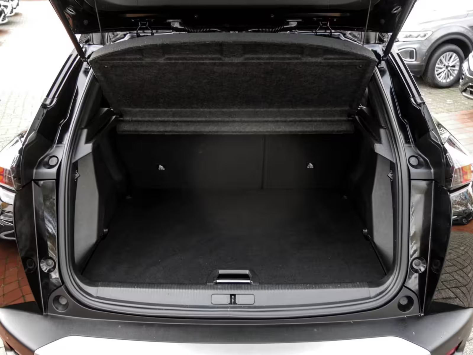 Sort Peugeot e-2008 fra 2021
