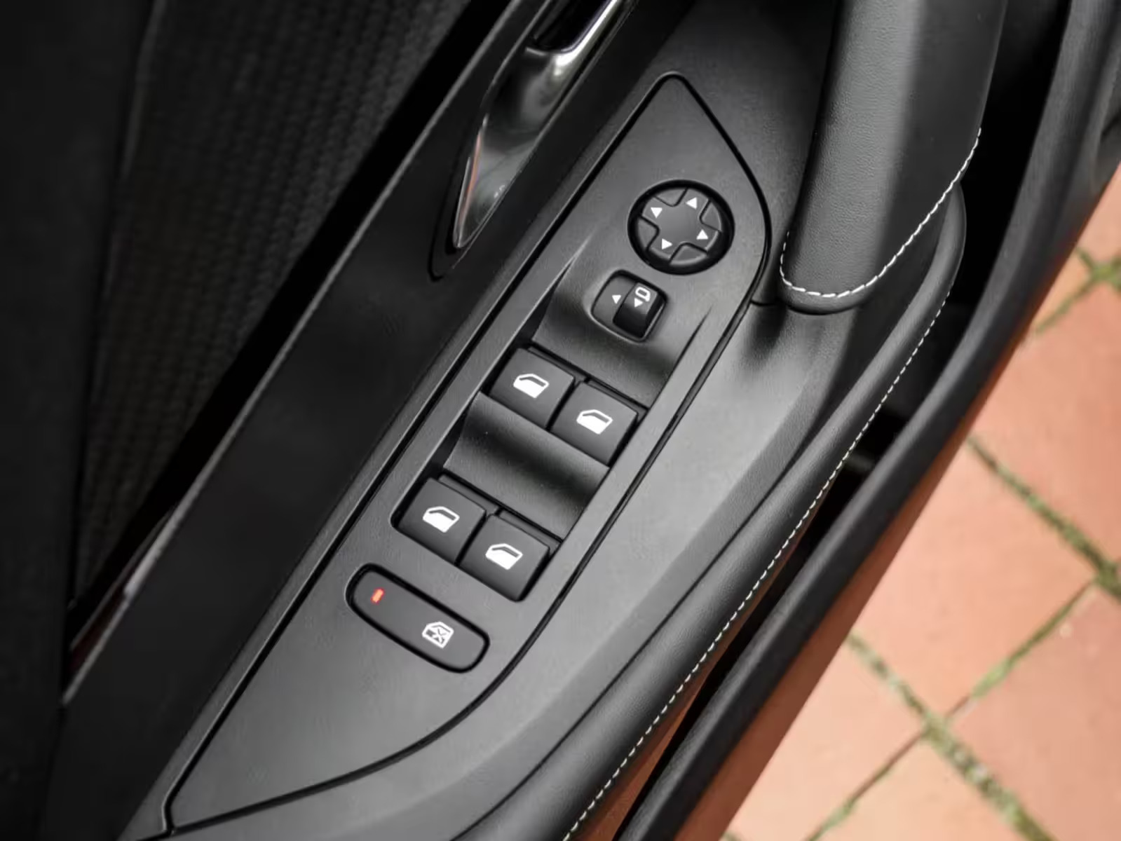 Sort Peugeot e-2008 fra 2021