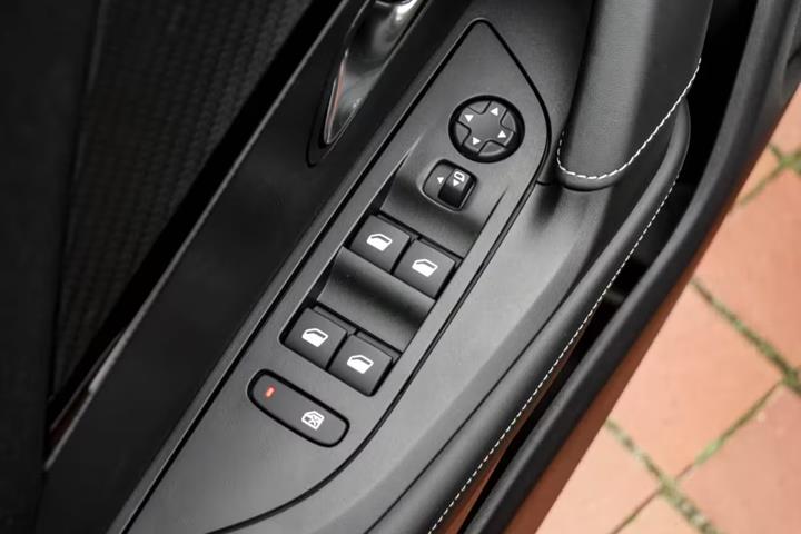 Sort Peugeot e-2008 fra 2021