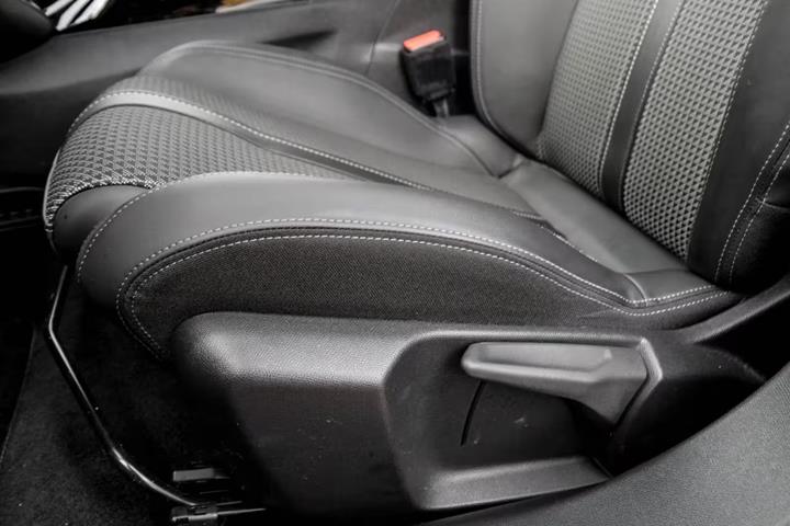 Sort Peugeot e-2008 fra 2021