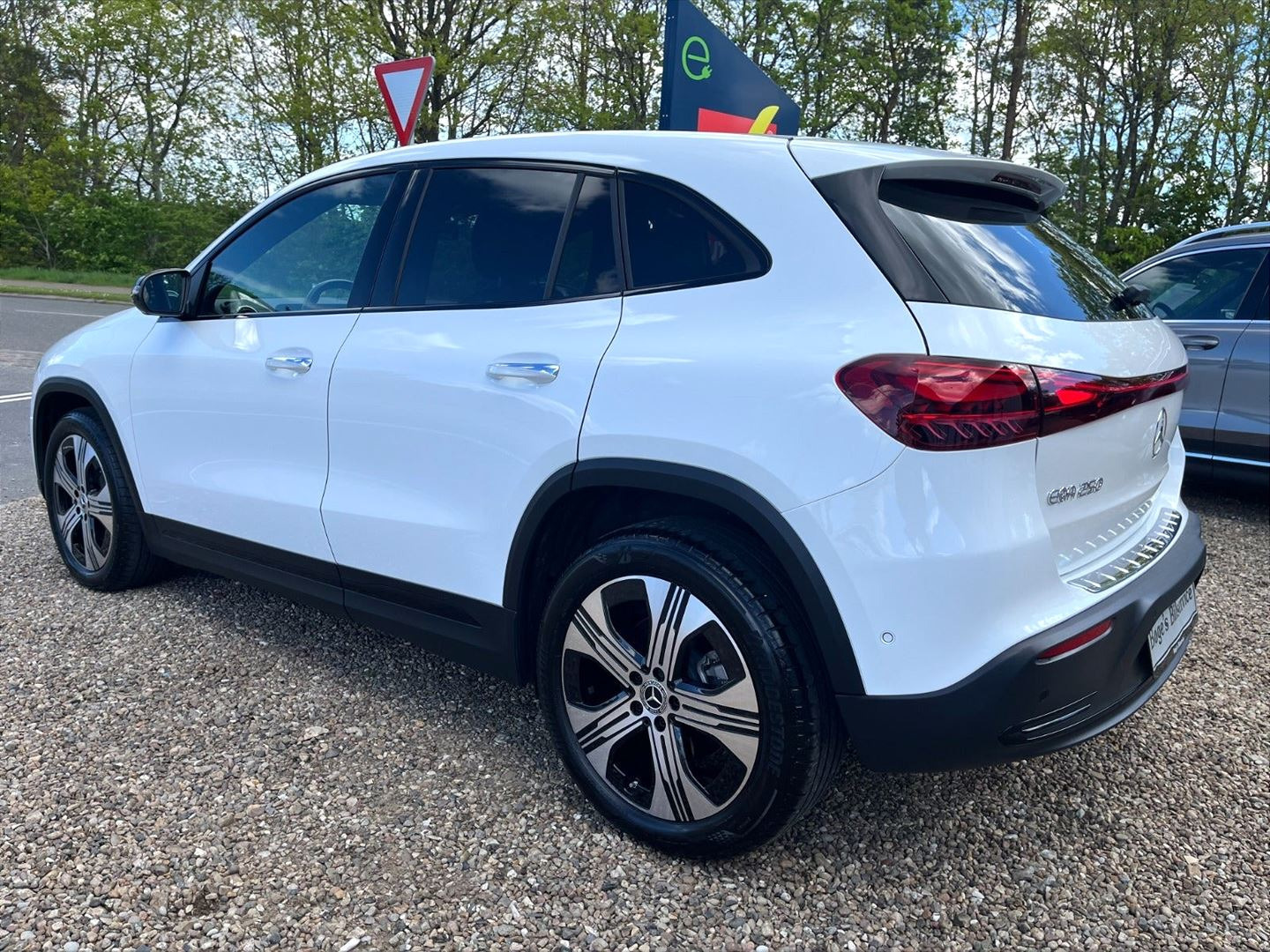 Hvid Mercedes EQA 250 fra 2025