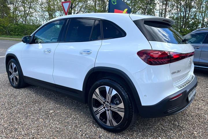 Hvid Mercedes EQA 250 fra 2025