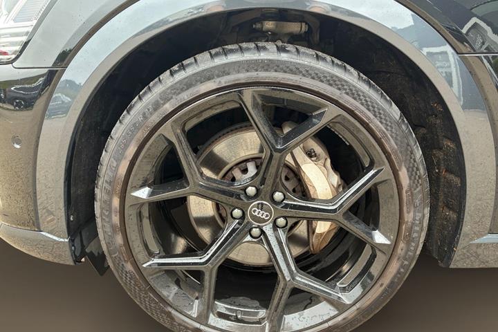 Sort Audi Q8 fra 2023