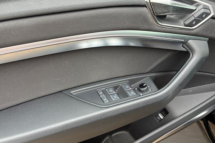 Sort Audi Q8 fra 2023