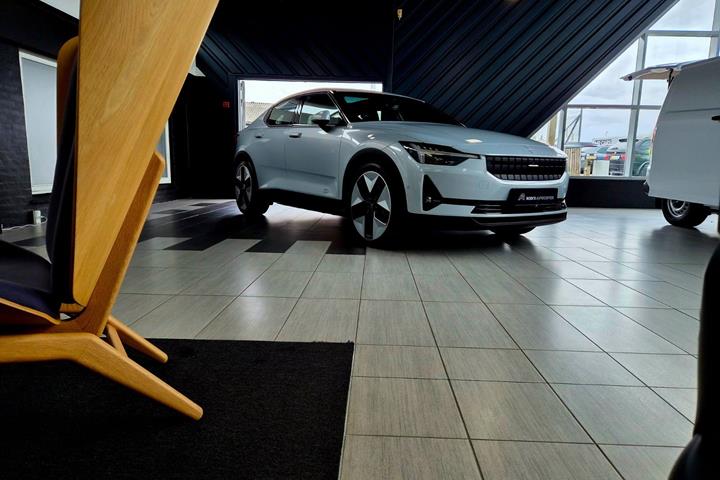 Hvid Polestar 2 fra 2023
