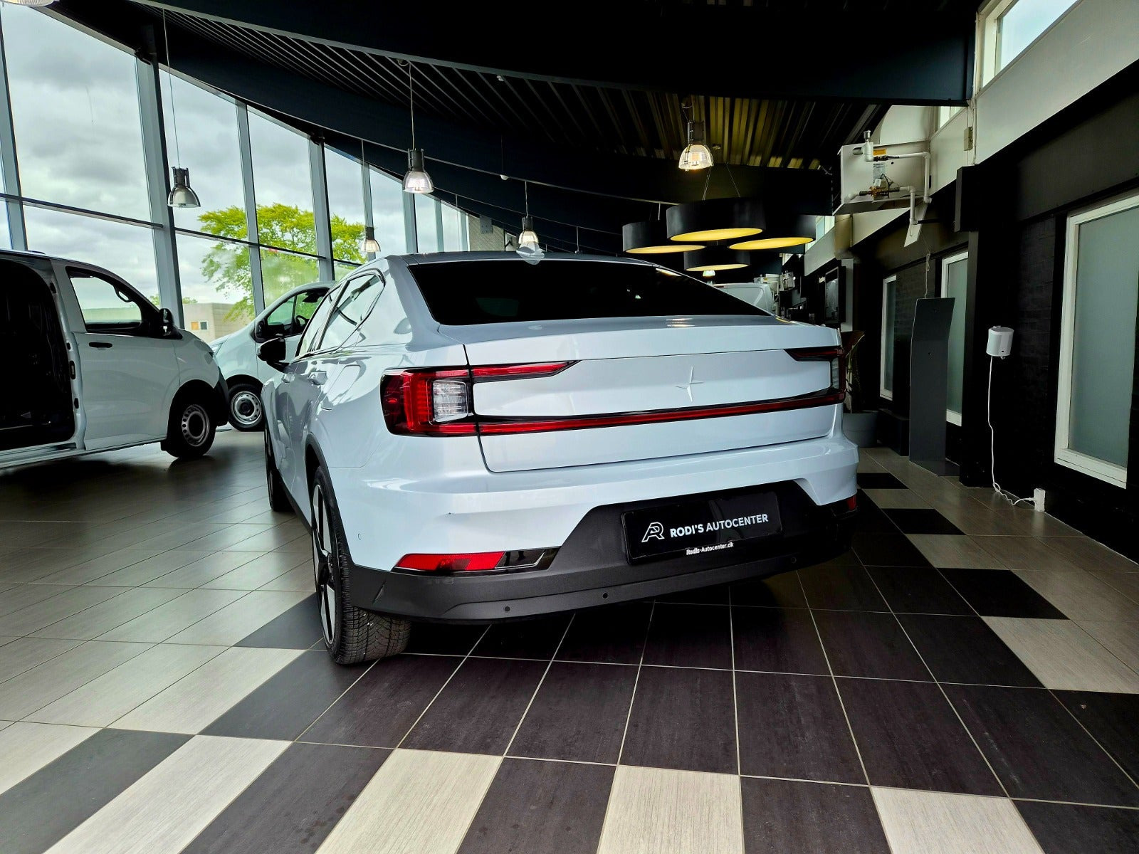 Hvid Polestar 2 fra 2023