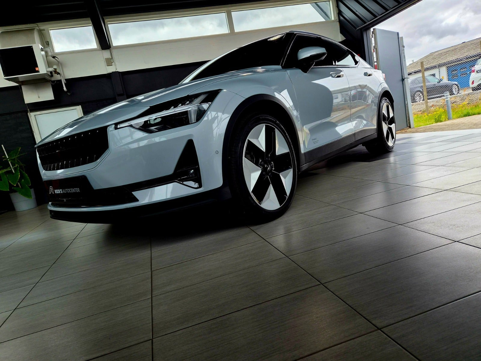 Hvid Polestar 2 fra 2023
