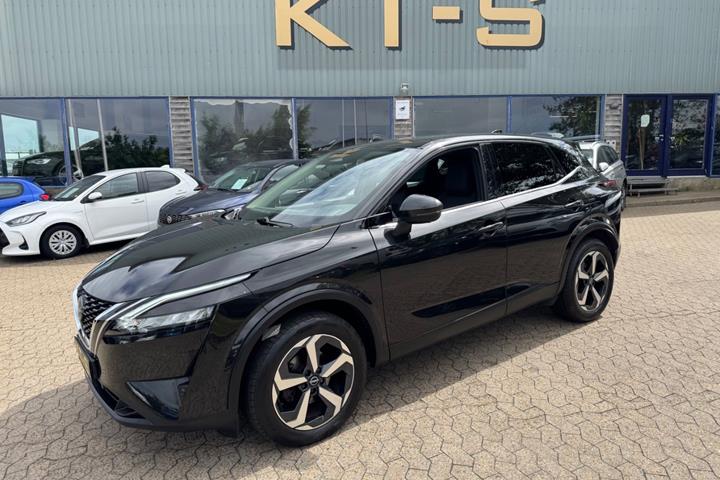Sort Nissan Qashqai fra 2022 set udefra