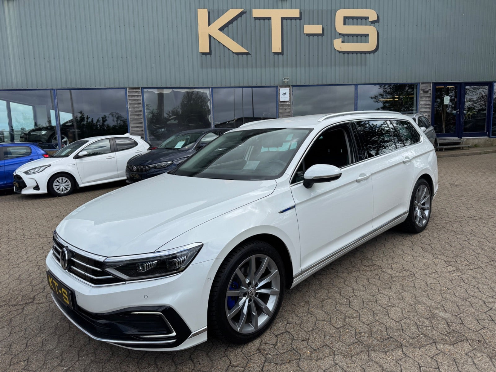 Hvid VW Passat fra 2020