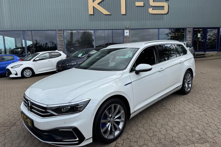 Hvid VW Passat fra 2020