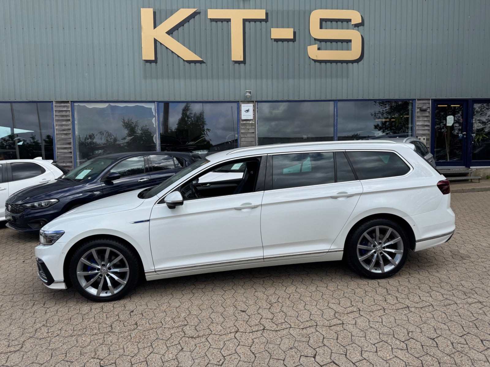 Hvid VW Passat fra 2020