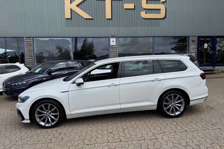 Hvid VW Passat fra 2020