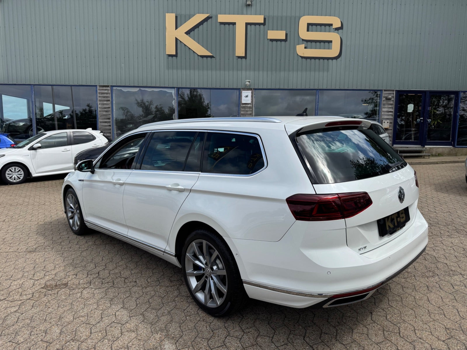 Hvid VW Passat fra 2020