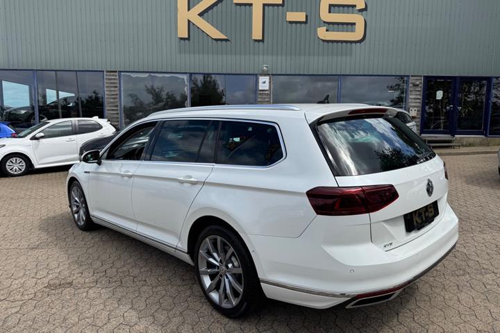 Hvid VW Passat fra 2020