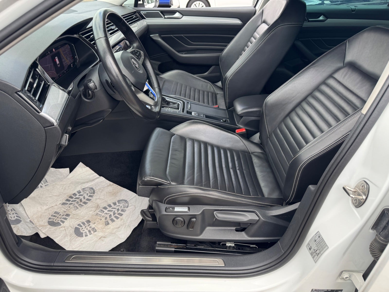 Hvid VW Passat fra 2020