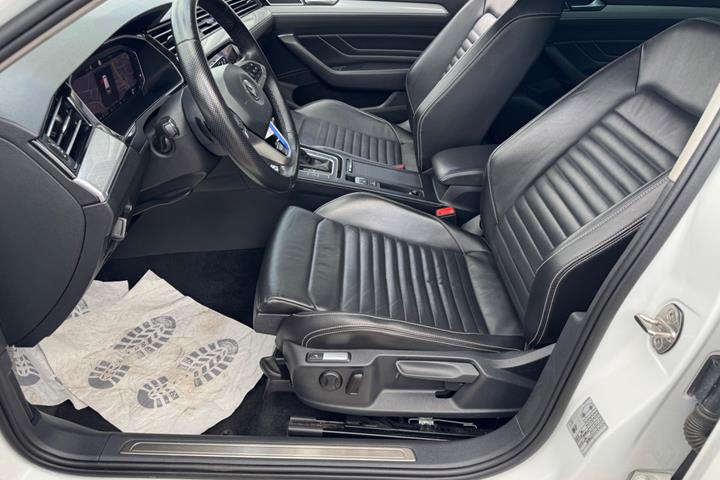 Hvid VW Passat fra 2020