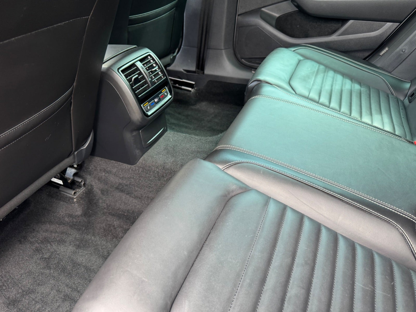 Hvid VW Passat fra 2020