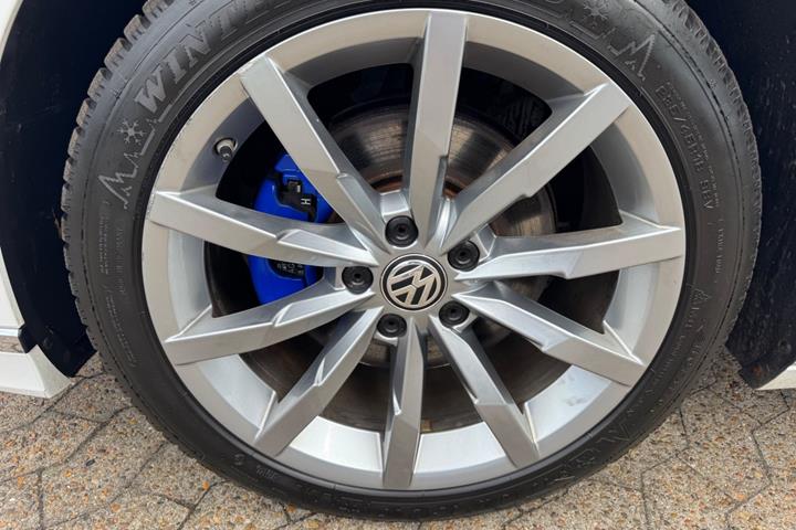 Hvid VW Passat fra 2020