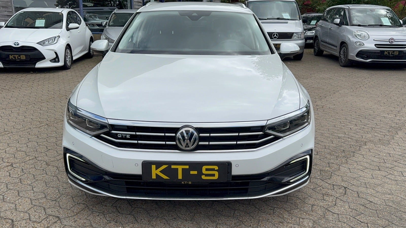 Hvid VW Passat fra 2020