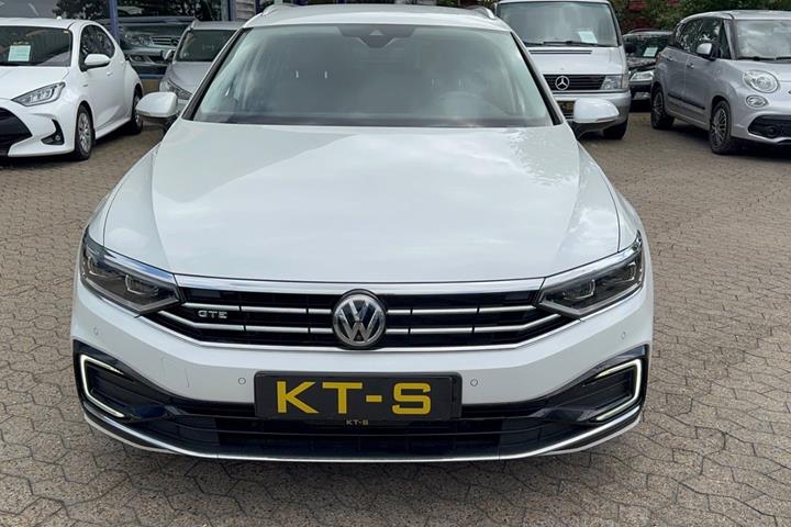 Hvid VW Passat fra 2020