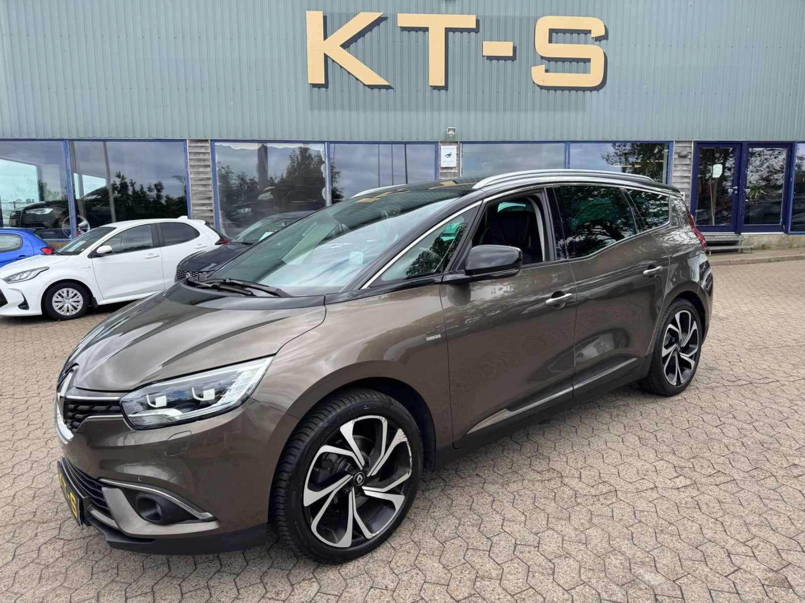 Grå Renault Grand Scenic IV fra 2017