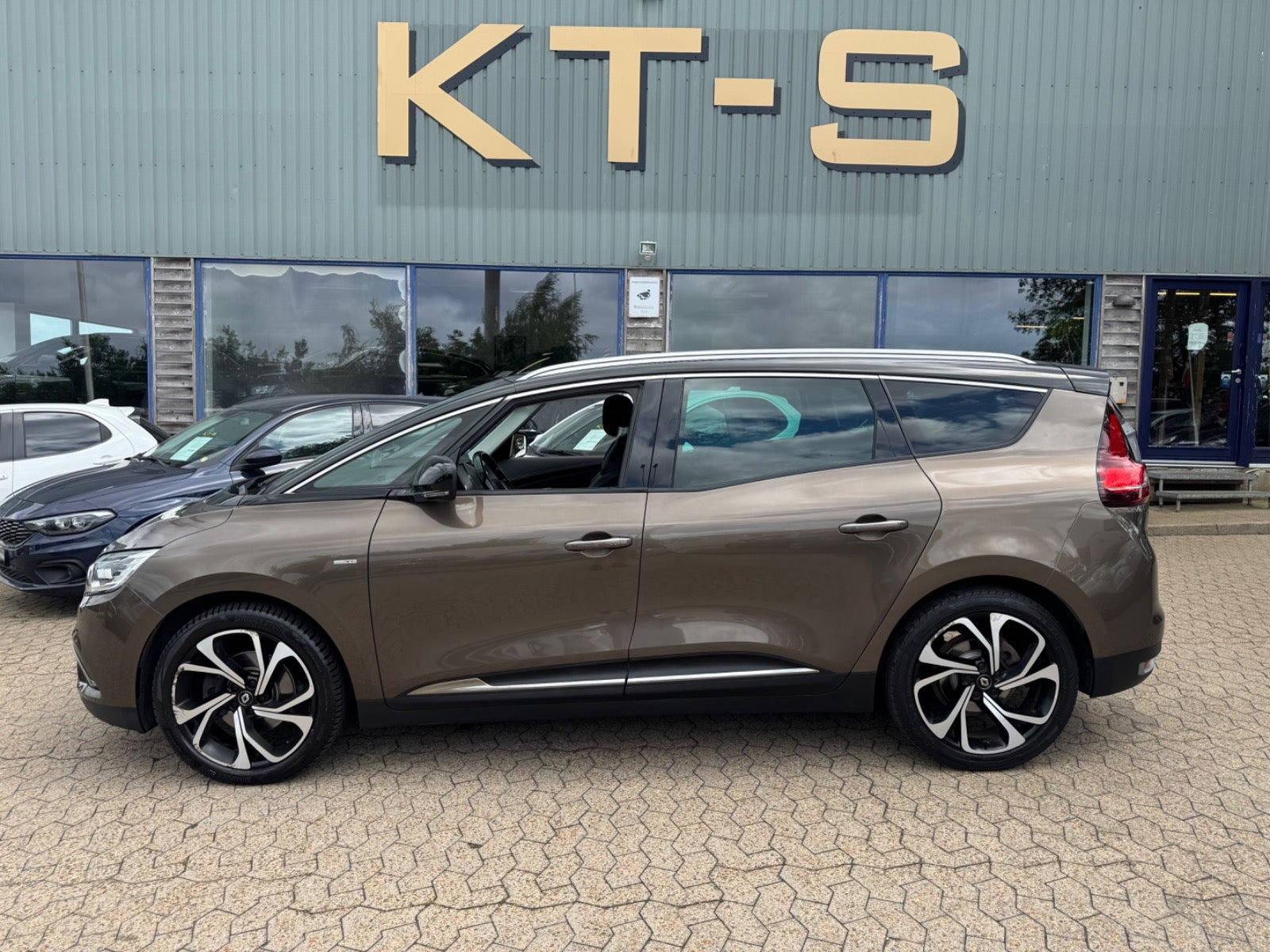 Grå Renault Grand Scenic IV fra 2017