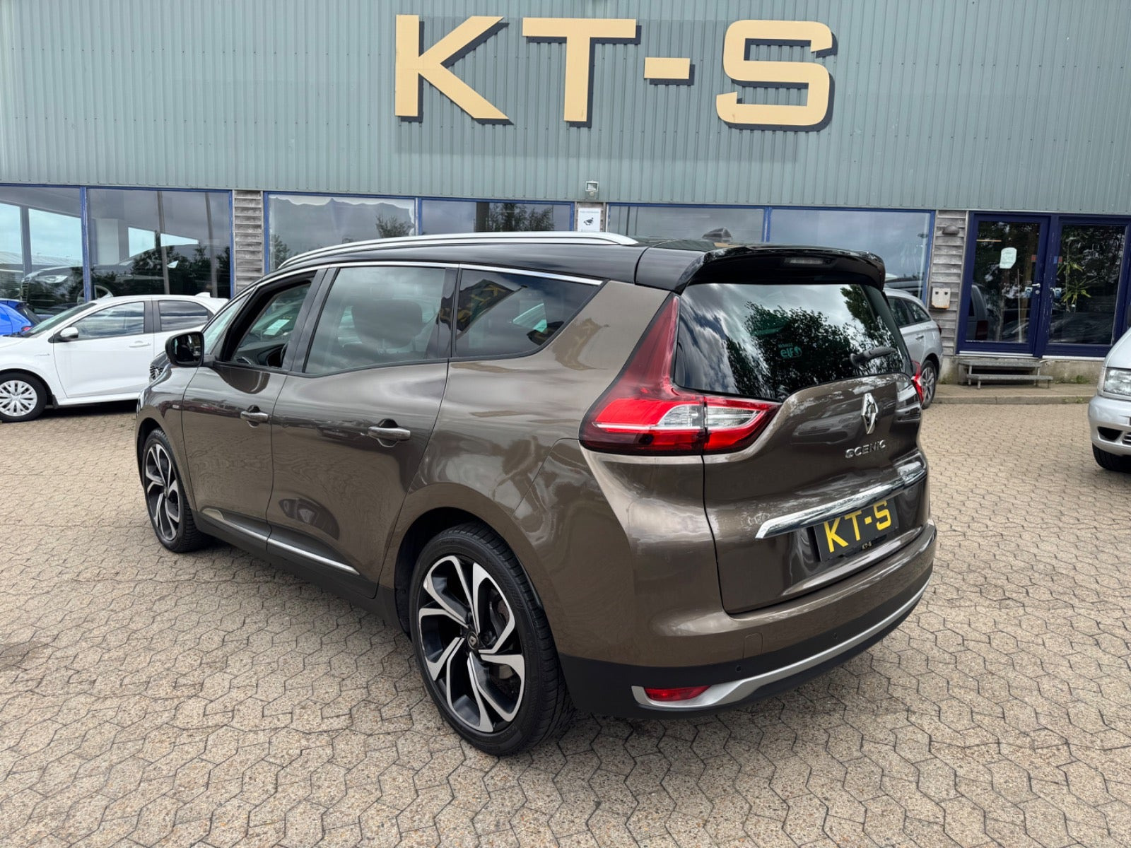 Grå Renault Grand Scenic IV fra 2017