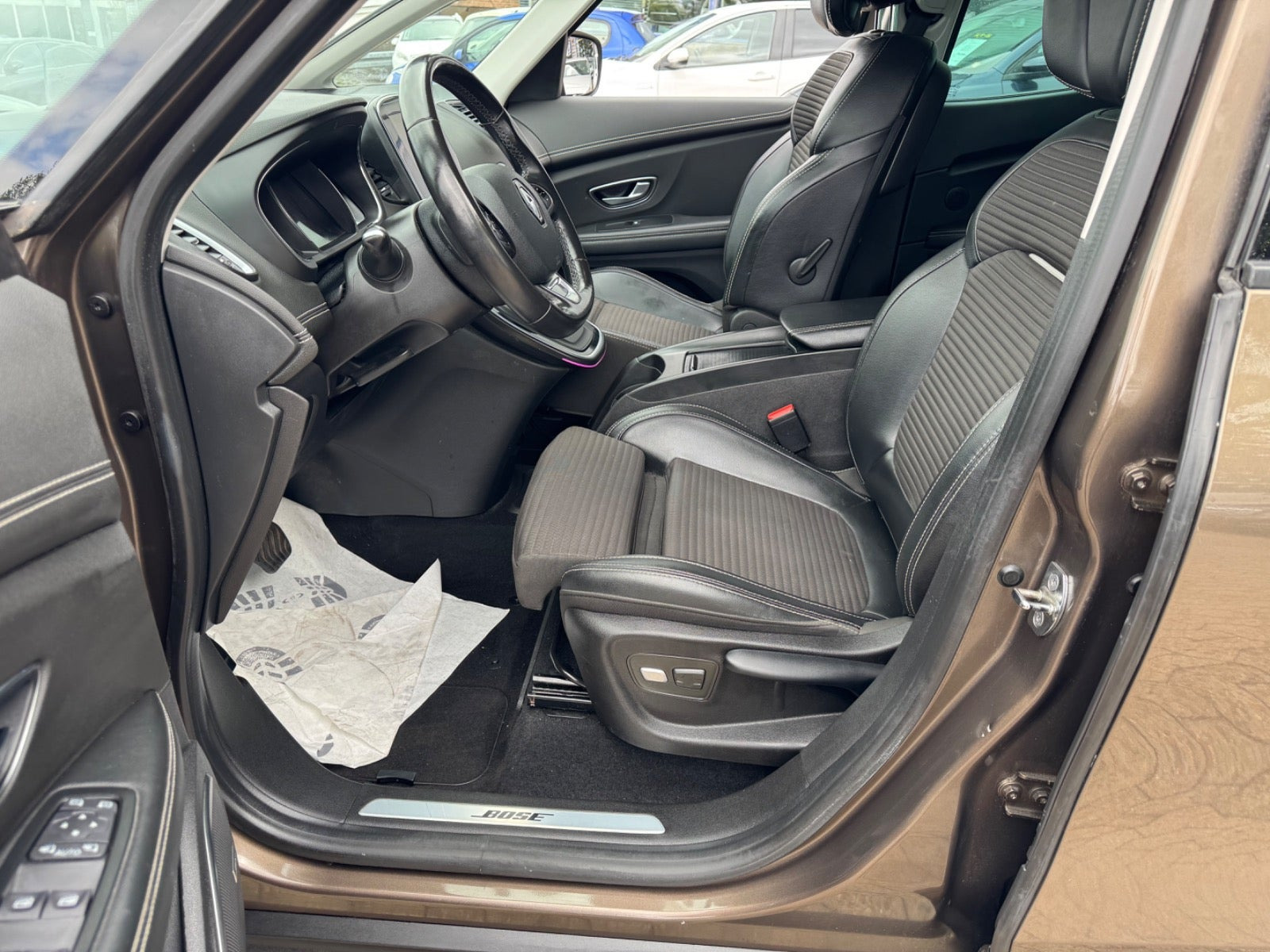 Grå Renault Grand Scenic IV fra 2017