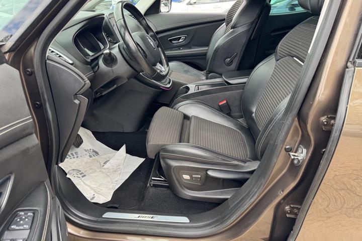 Grå Renault Grand Scenic IV fra 2017