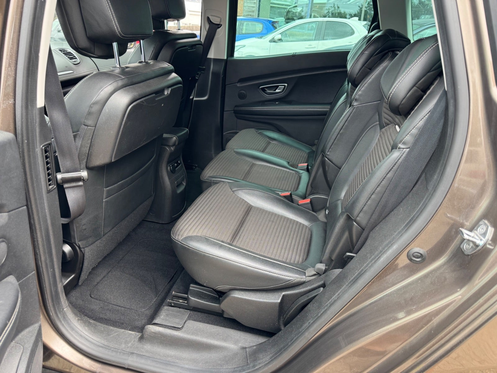 Grå Renault Grand Scenic IV fra 2017