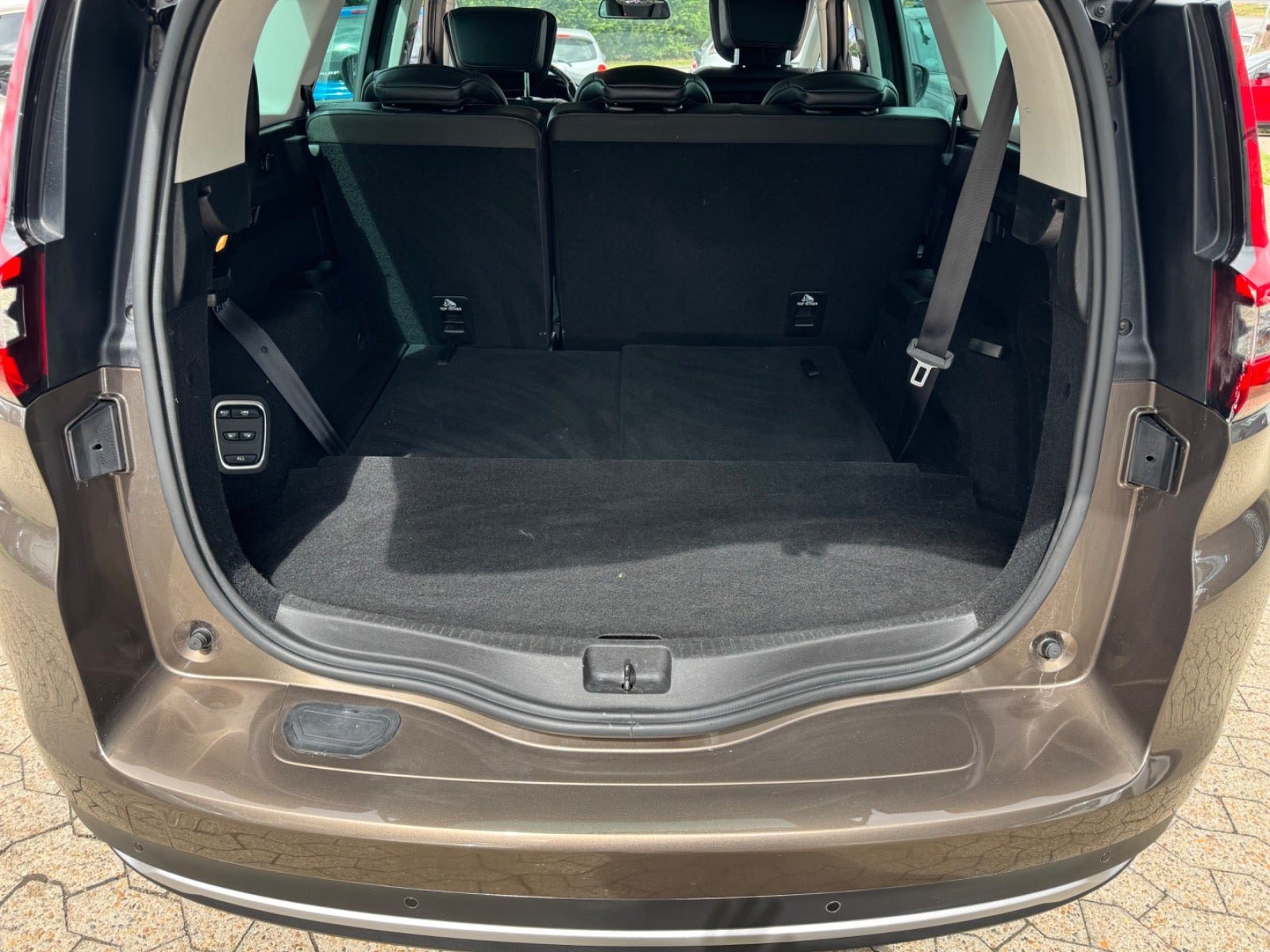 Grå Renault Grand Scenic IV fra 2017