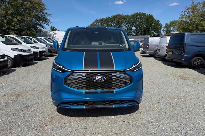Blå Ford E-Transit Custom 320 L1 fra 2026