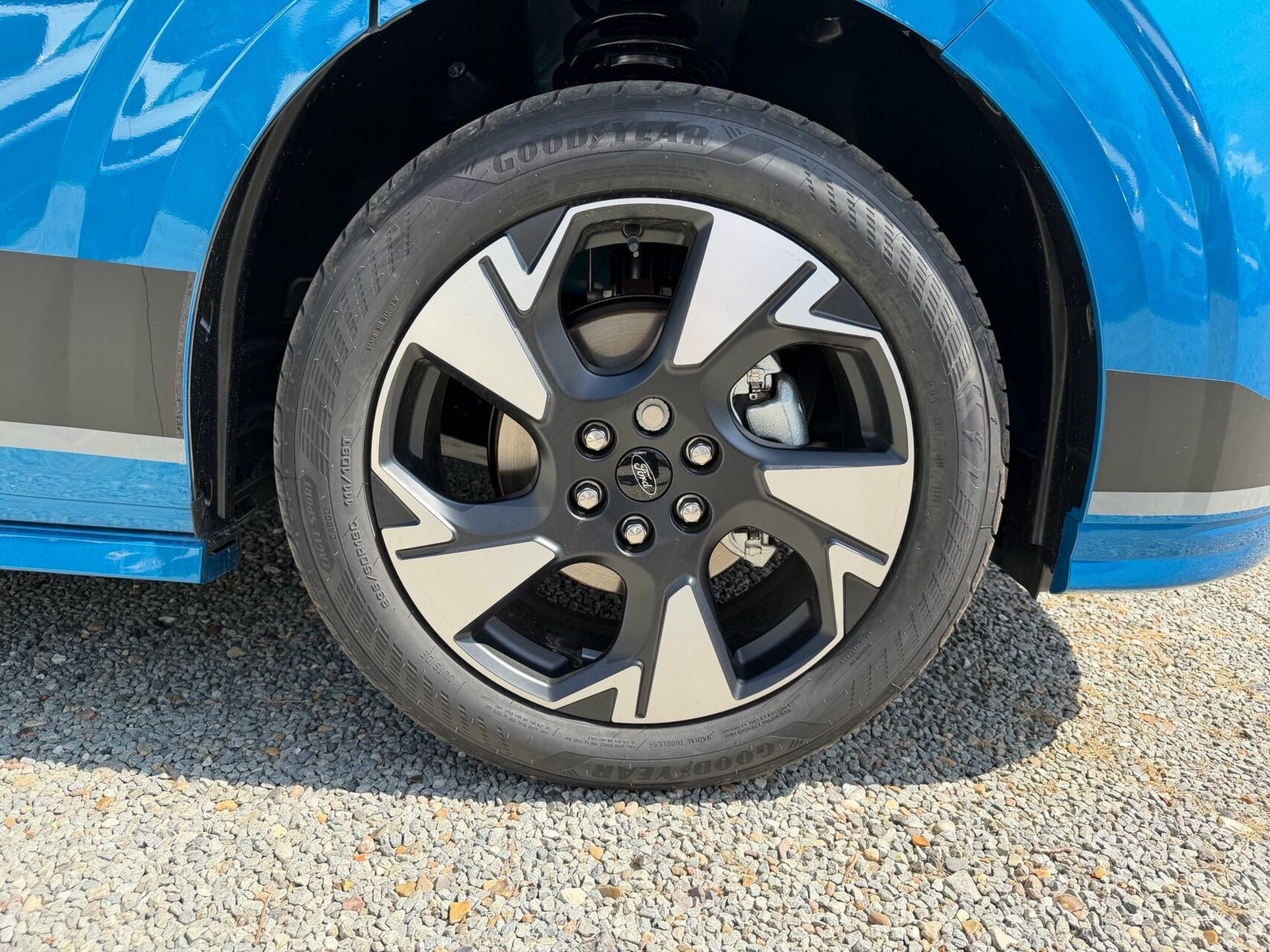 Blå Ford E-Transit Custom 320 L1 fra 2026
