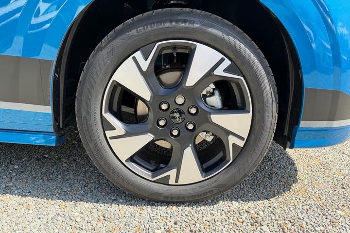 Blå Ford E-Transit Custom 320 L1 fra 2026