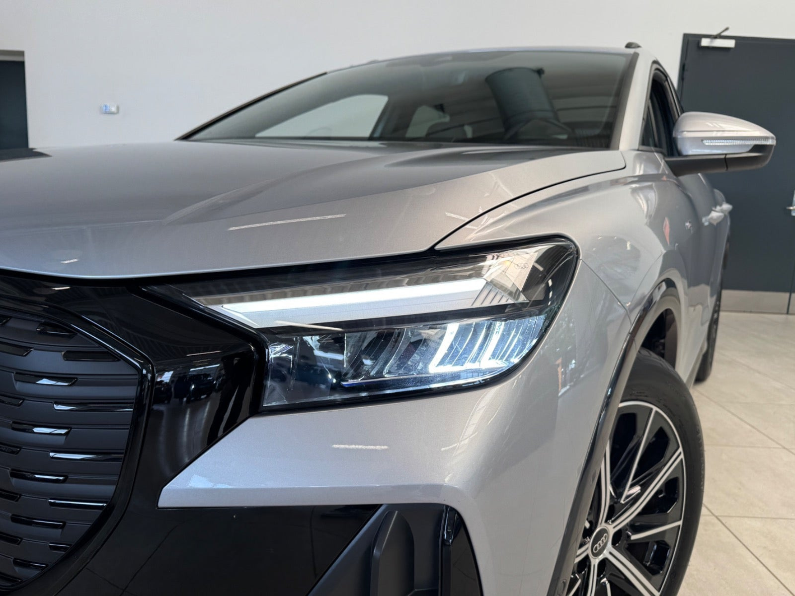 Sølv Audi Q4 e-tron fra 2025