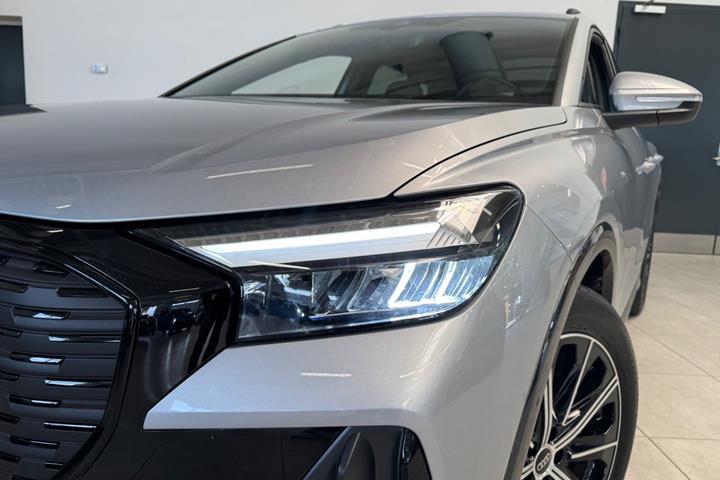 Sølv Audi Q4 e-tron fra 2025