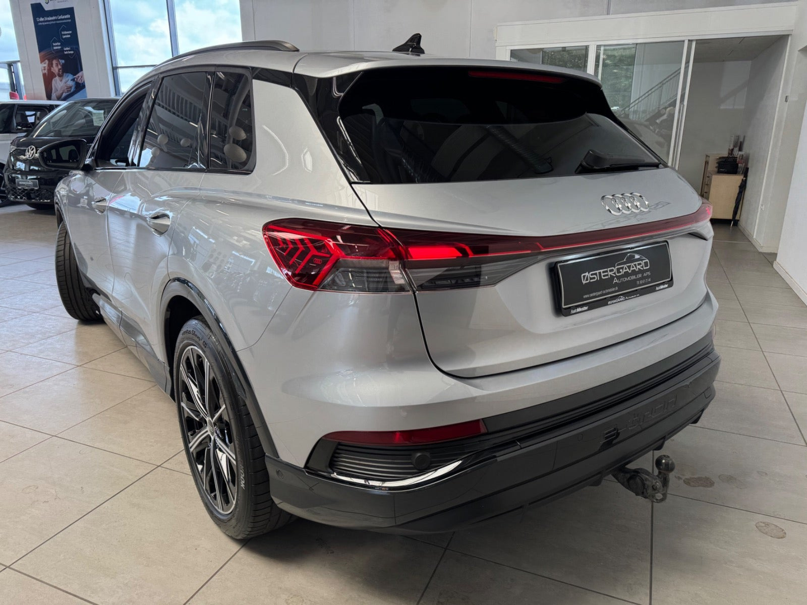 Sølv Audi Q4 e-tron fra 2025